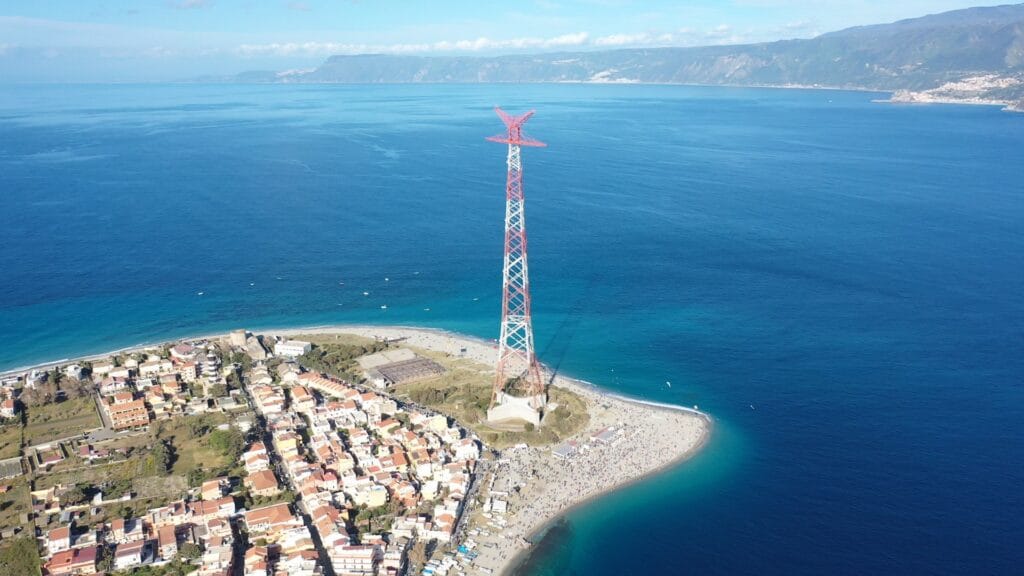 La torre di Punta Pezzo sullo Stretto di Messina con la spiaggia