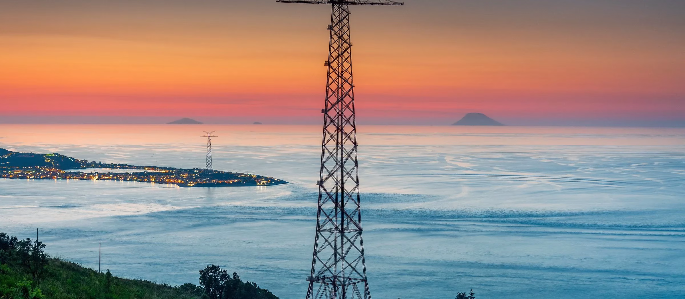 Il tramonto sullo Stretto di Messina con le luci della costa