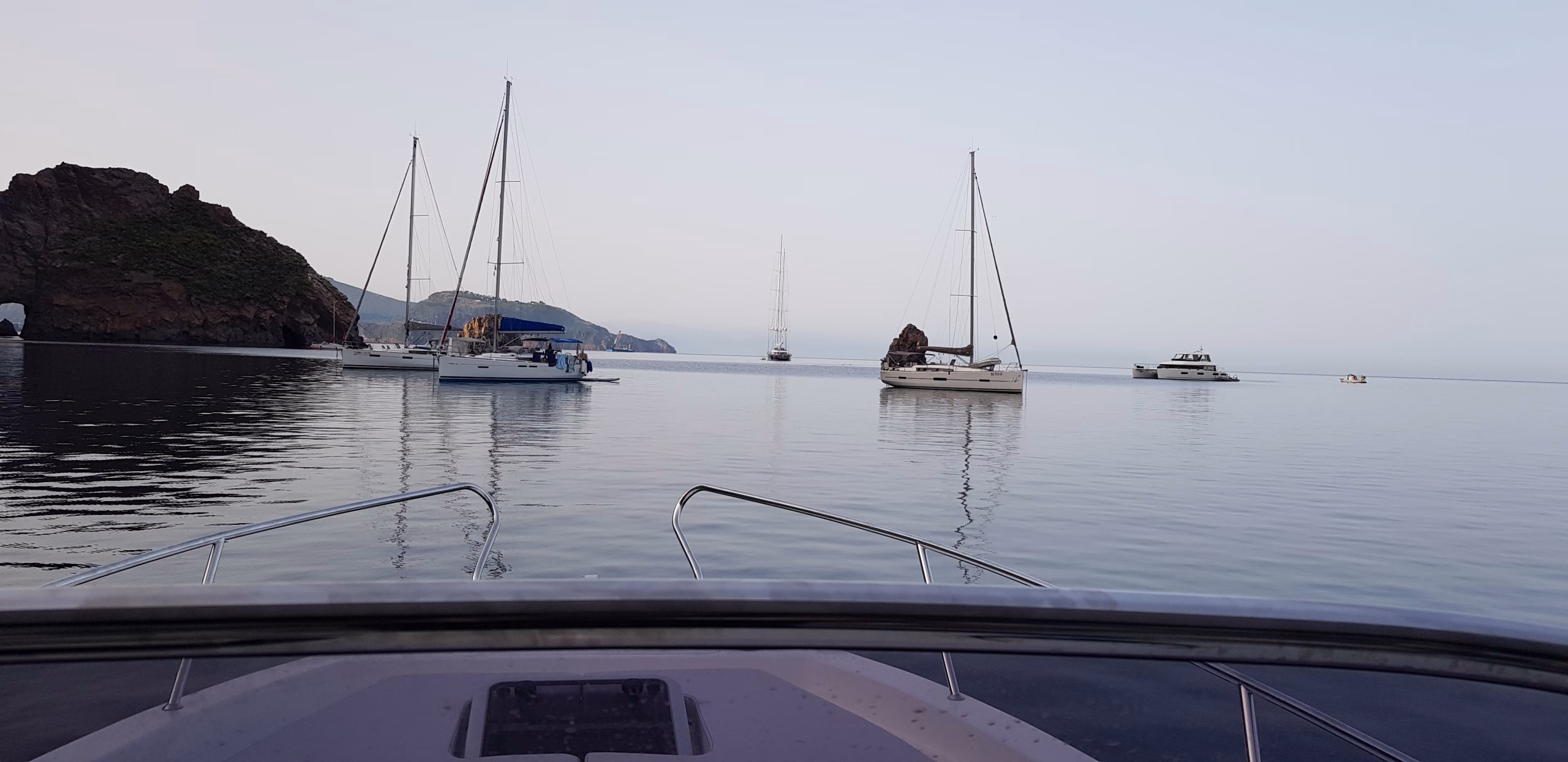 Barche all'ancora in una baia della costa calabrese
