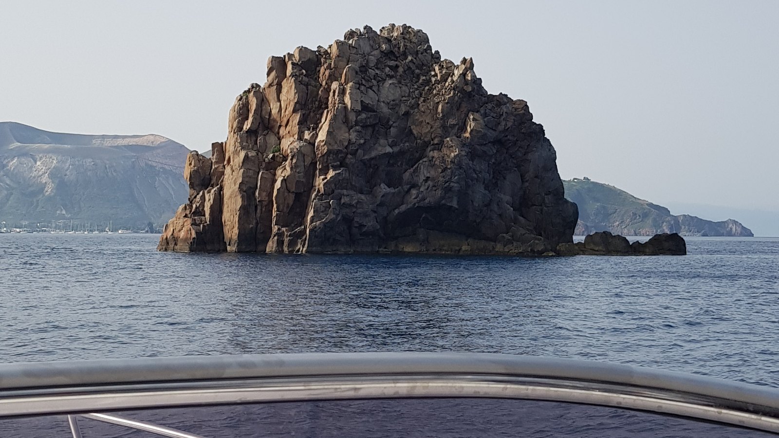 Bagno in rada lungo la costa davanti a Scilla